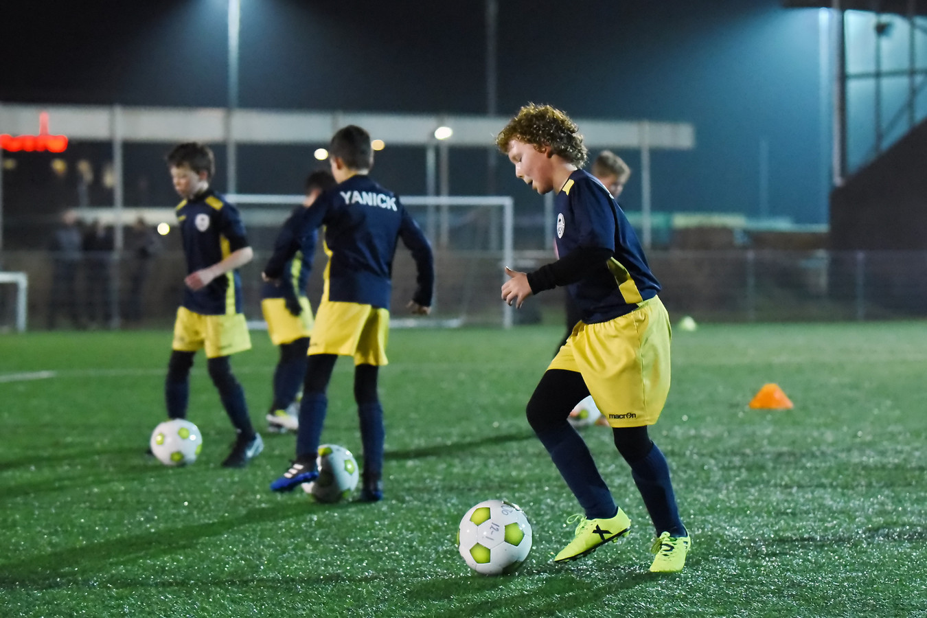 Voetbalkleding voorkomt blessures Welke kleding draag je wanneer tijdens  het voetballen? | FC Uitgeest