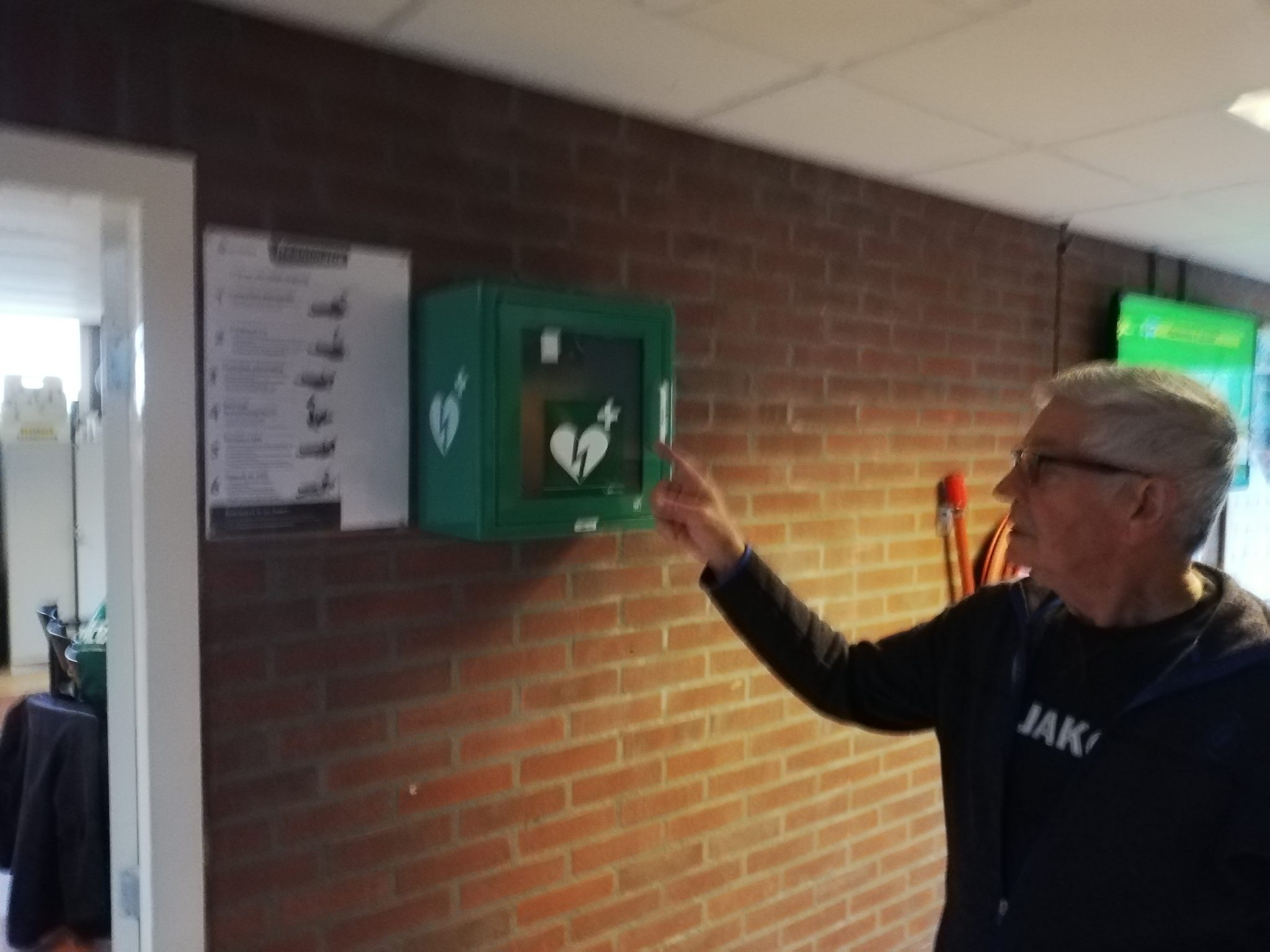 Waar vind ik de AED’s op het sportpark van FC Uitgeest
