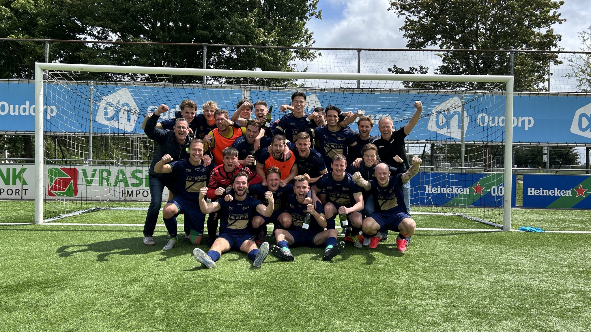 FC Uitgeest 2 wint in de finale van de nacompetitie van Westfriezen 2 en promoveert naar de reserve hoofdklasse