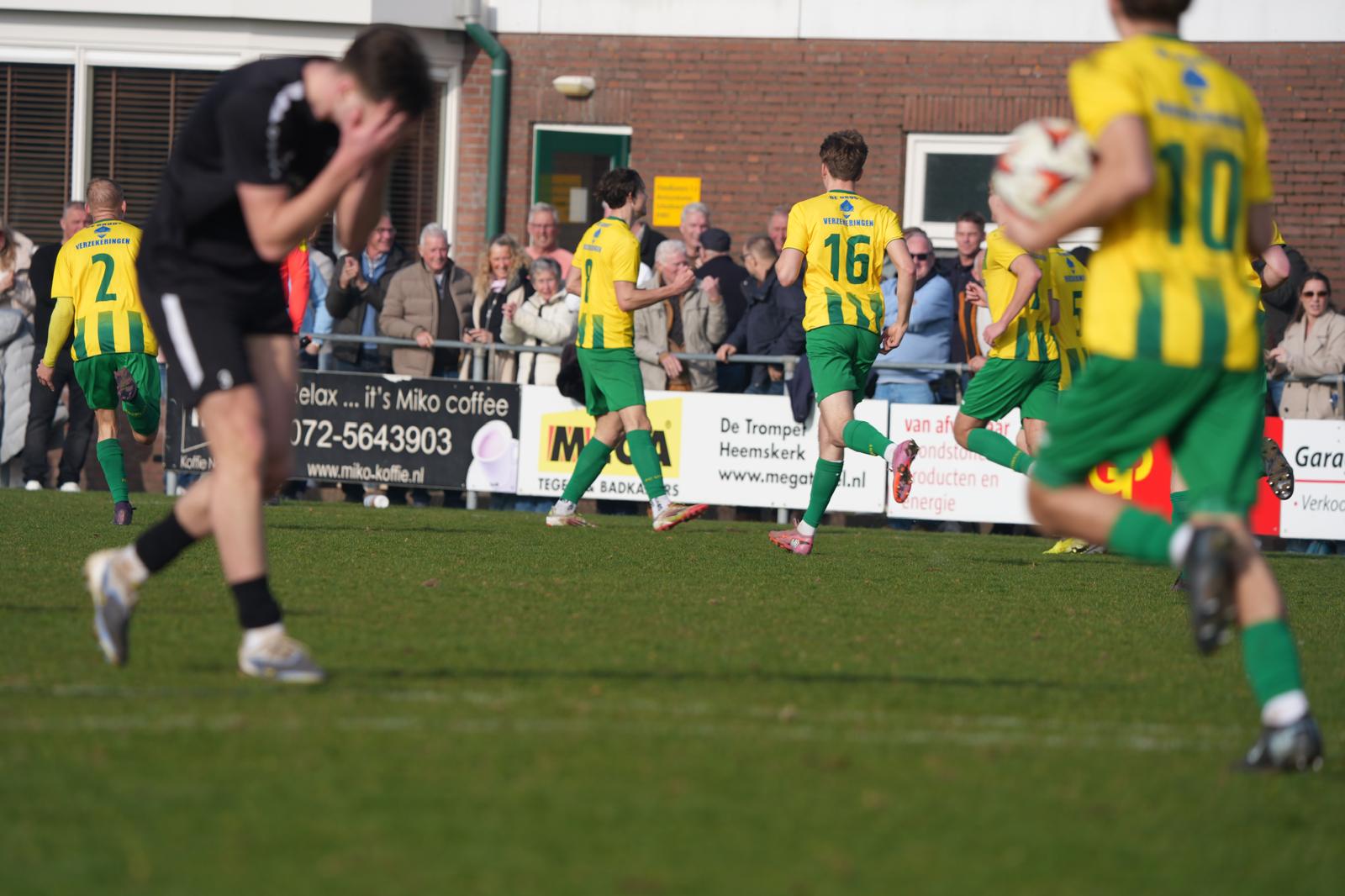 FC Uitgeest ploetert, maar komt toch boven!