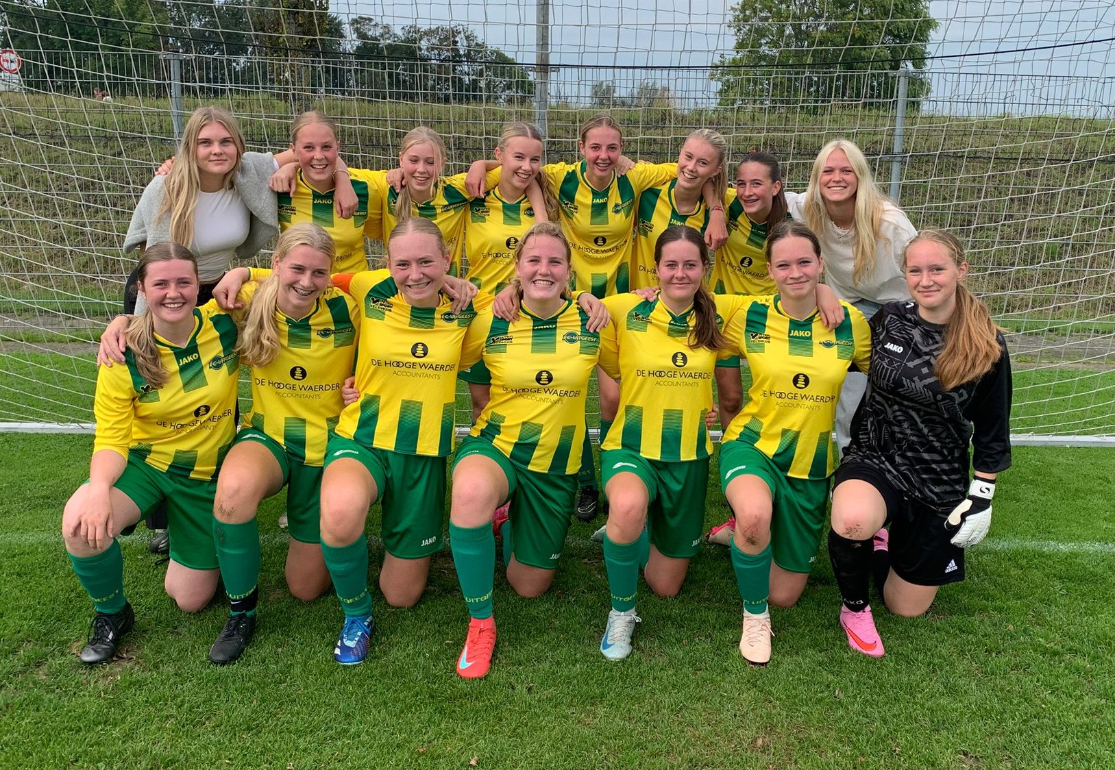 FC Uitgeest MO17-1 na drie zeges eerste in de poule