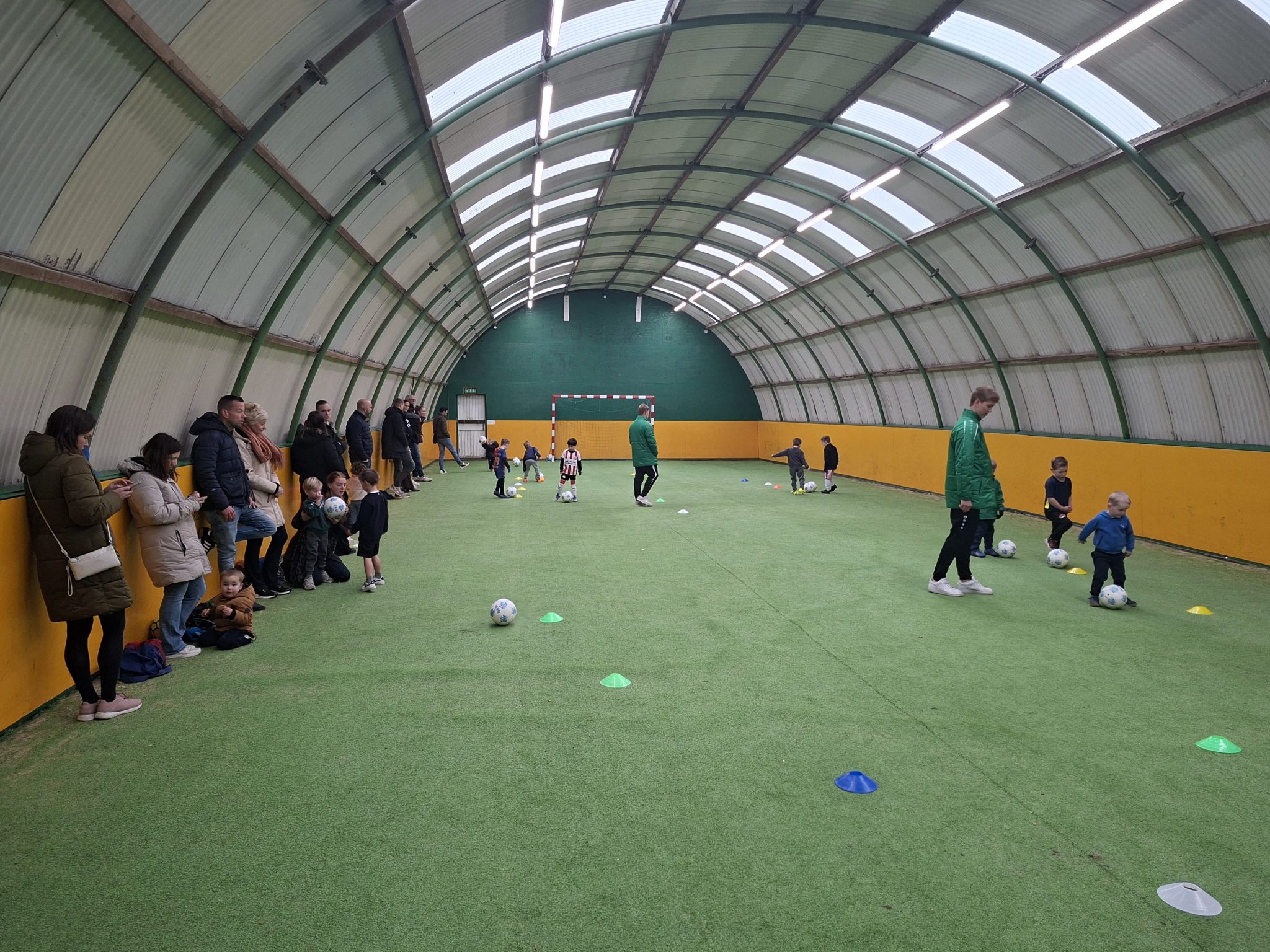 De jeugd mocht weer voetballen na de voorjaarsvakantie